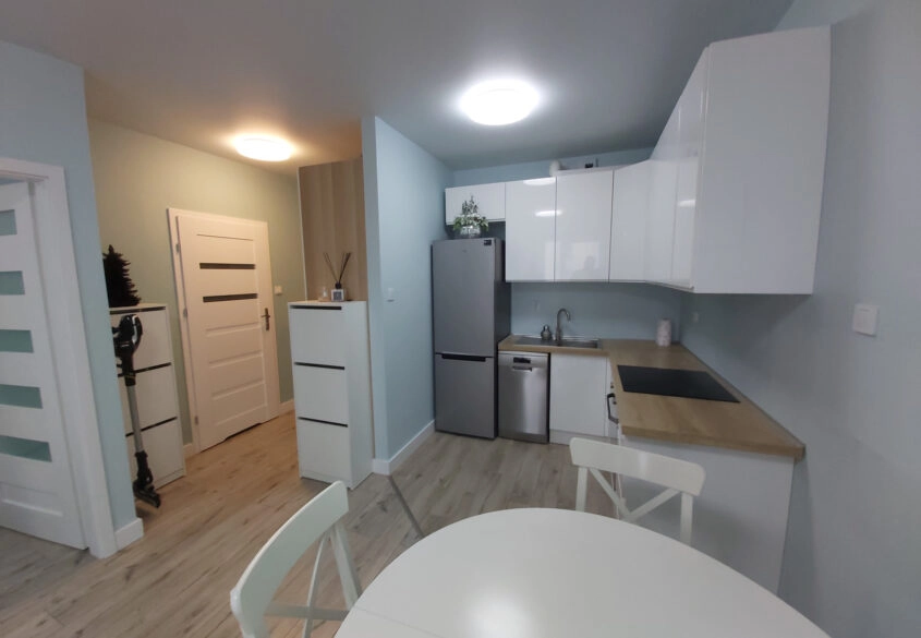 2 pokoje z miejscem w hali i piwnicą