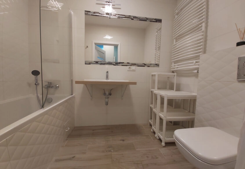 2 pokoje z miejscem w hali i piwnicą