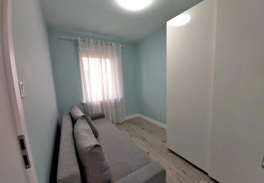 2 pokoje z miejscem w hali i piwnicą