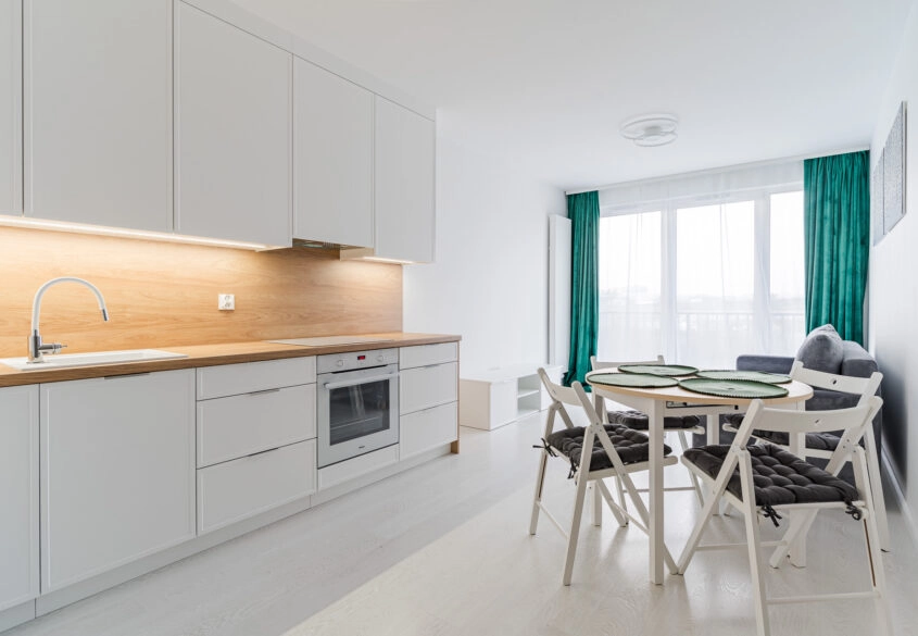 2 pok. nowe, z hala garażową i koórką.