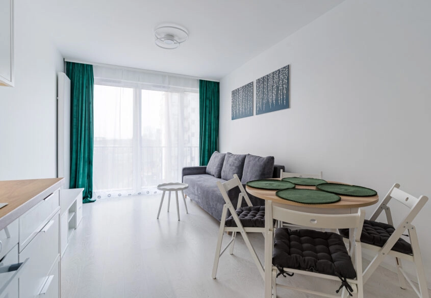 2 pok. nowe, z hala garażową i koórką.