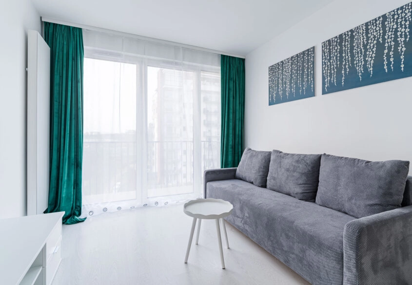 2 pok. nowe, z hala garażową i koórką.