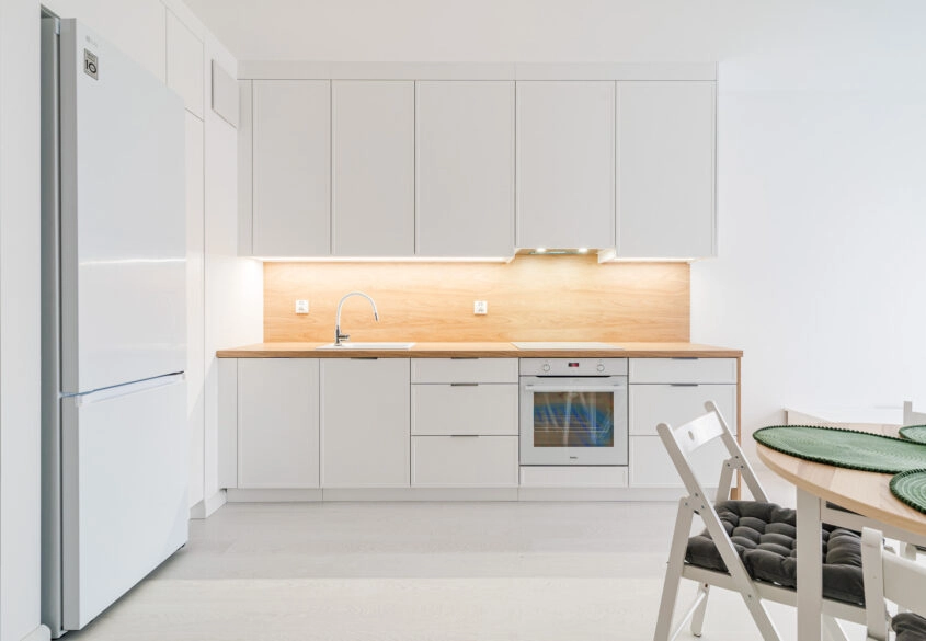 2 pok. nowe, z hala garażową i koórką.