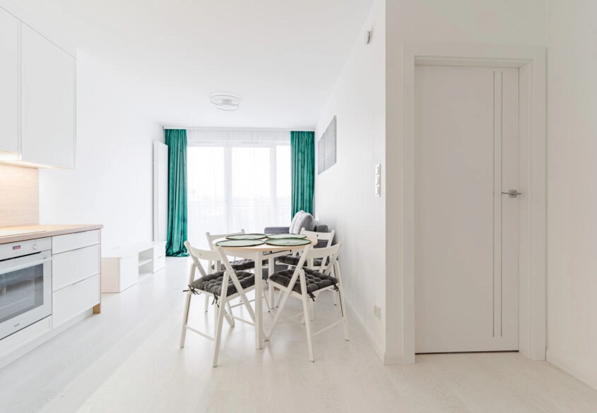 2 pok. nowe, z hala garażową i koórką.