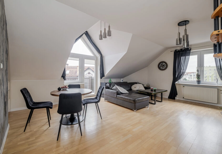 4pok. apartament z kominkiem i 2 łazienkami