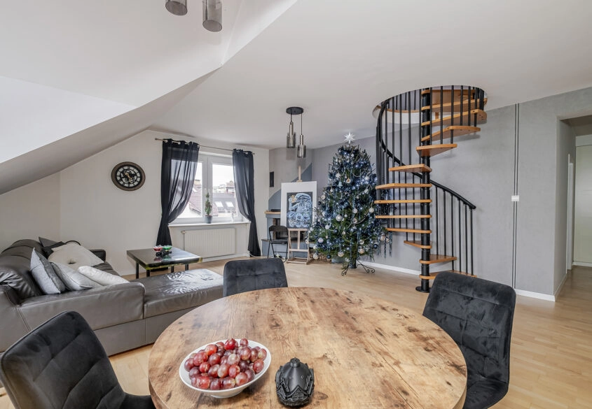 4pok. apartament z kominkiem i 2 łazienkami