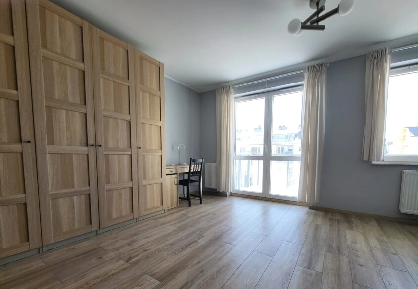 1 pok. wyposażone z miejscem parkingowym