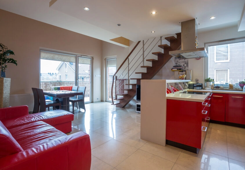 Dwupoziomowe, 4 pokojowe mieszkanie z tarasem