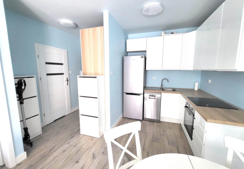 2 pokoje z miejscem w hali i piwnicą