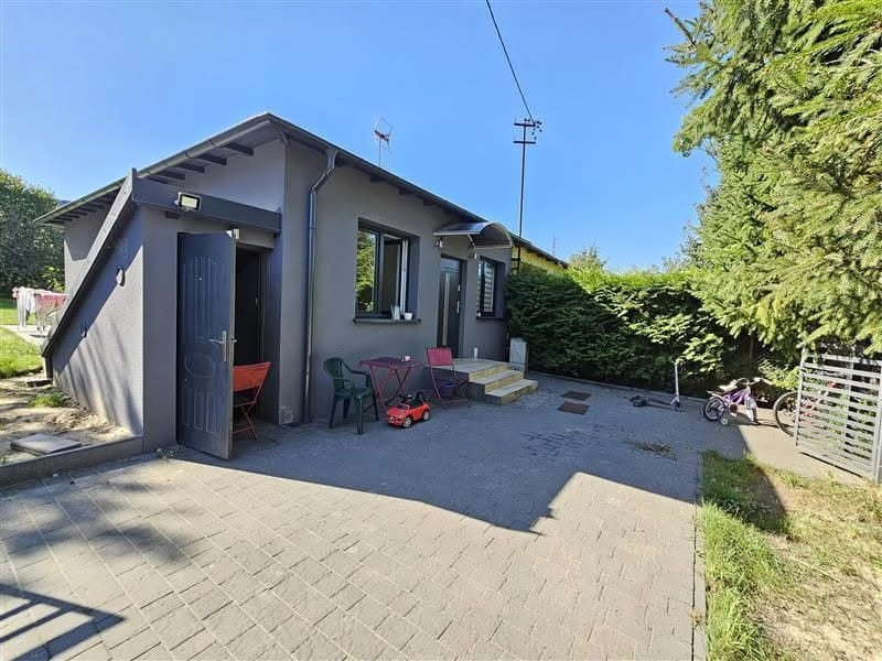 Dom na przeciwko szkoły w Pomlewie