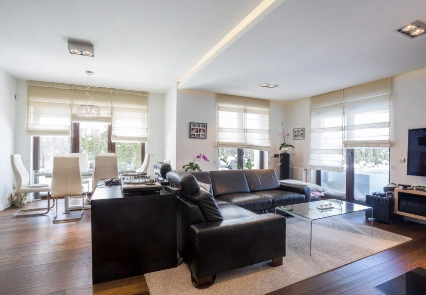 Wygodny, duży, możliwość prowadzenia działalności