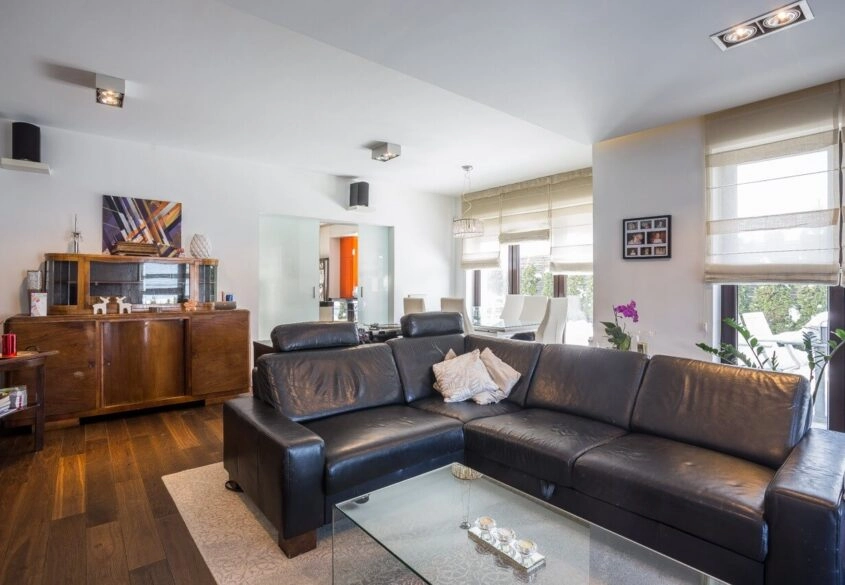 Wygodny, duży, możliwość prowadzenia działalności