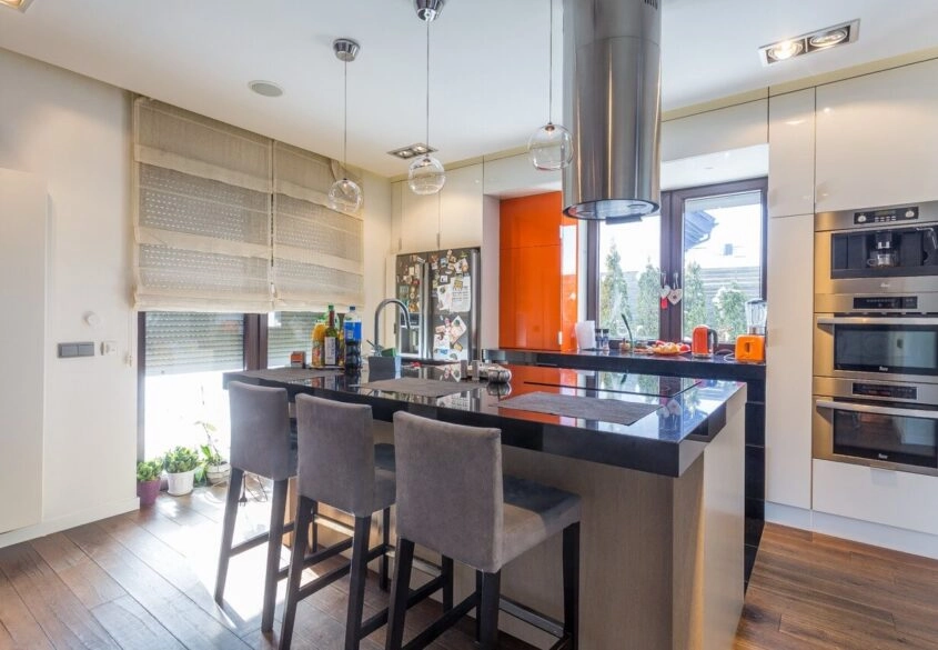 Wygodny, duży, możliwość prowadzenia działalności