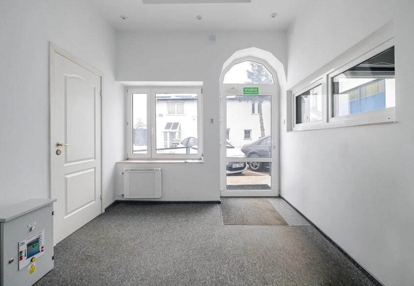 Biuro na wynajem Reda w ogrodzonym kompleksie