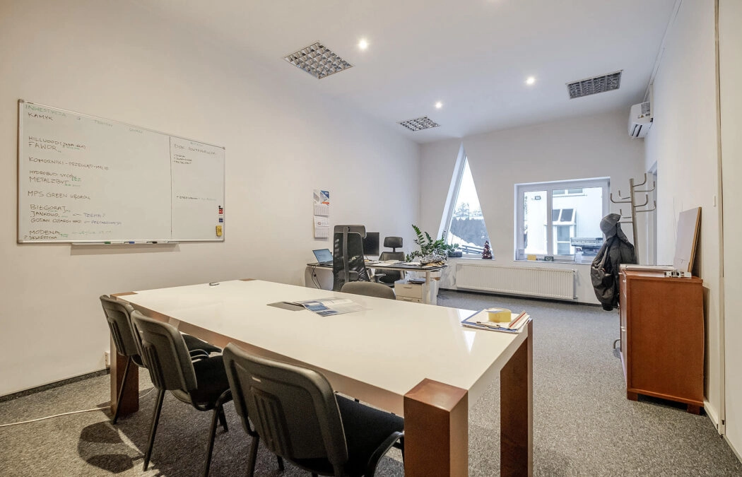 Biuro na wynajem Reda w ogrodzonym kompleksie