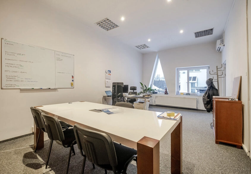 Biuro na wynajem Reda w ogrodzonym kompleksie