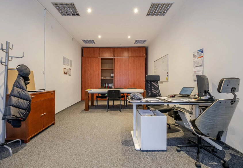 Biuro na wynajem Reda w ogrodzonym kompleksie