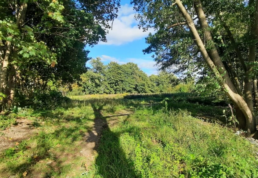 Działka otoczona rzeką w centrum Redy.
