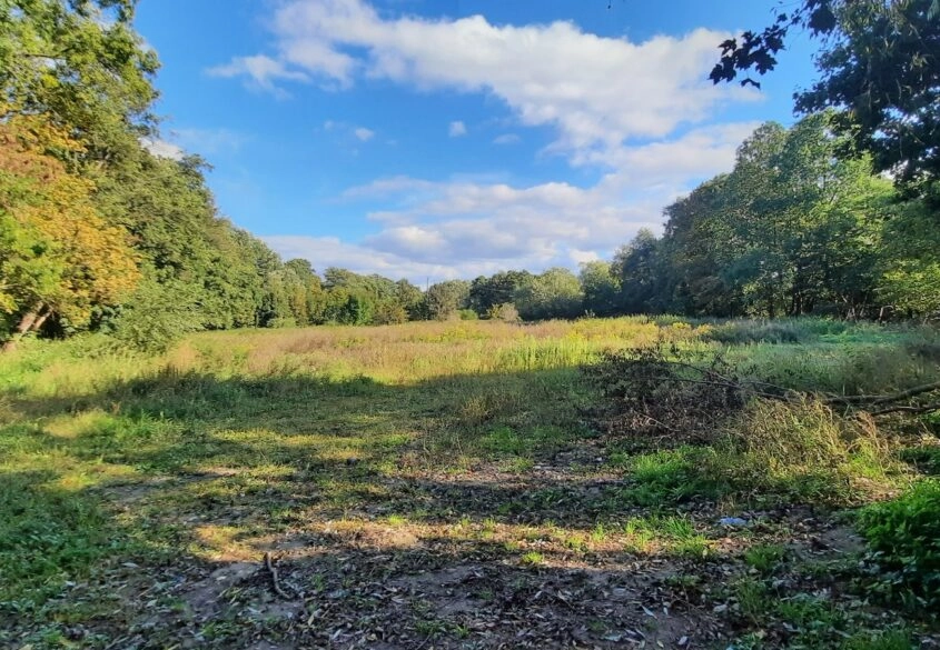 Działka otoczona rzeką w centrum Redy.