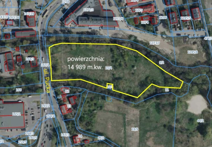 Działka otoczona rzeką w centrum Redy.