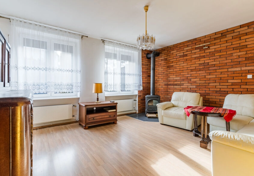 Wykończone 2 pokoje, z garażem i ogrodem