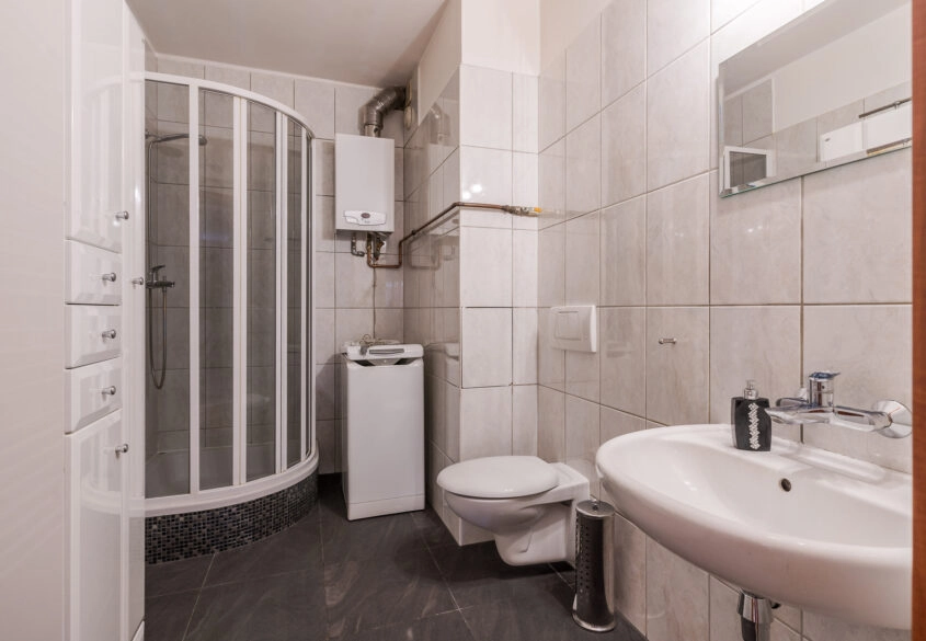 Wykończone 2 pokoje, z garażem i ogrodem