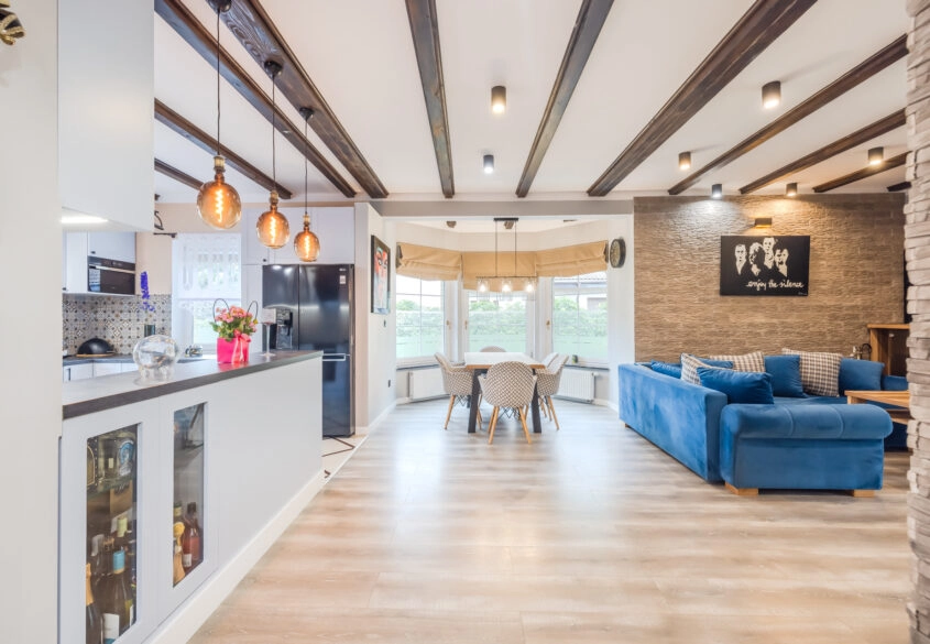 DOM, WŁASNY KAWAŁEK LASU I STAW