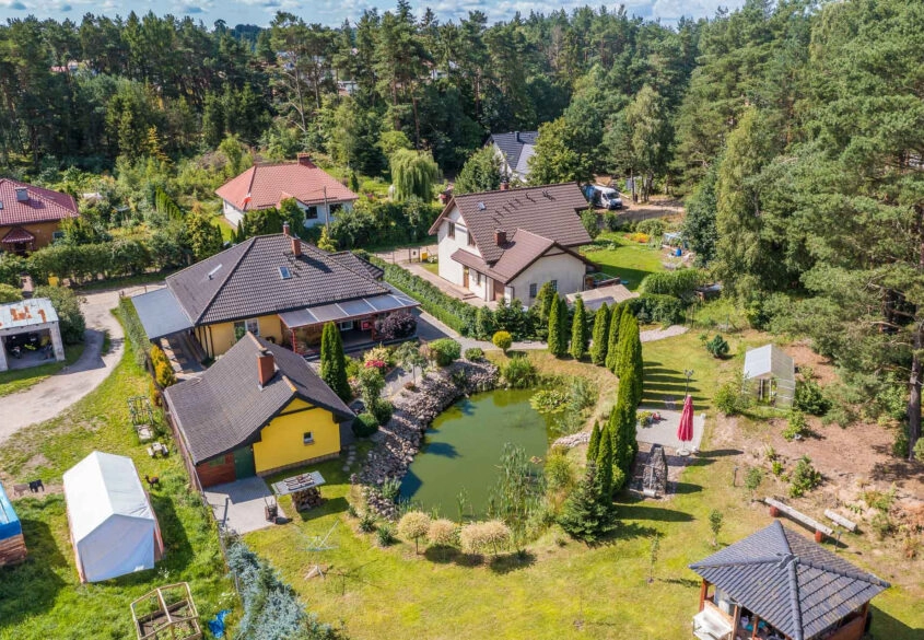 DOM, WŁASNY KAWAŁEK LASU I STAW