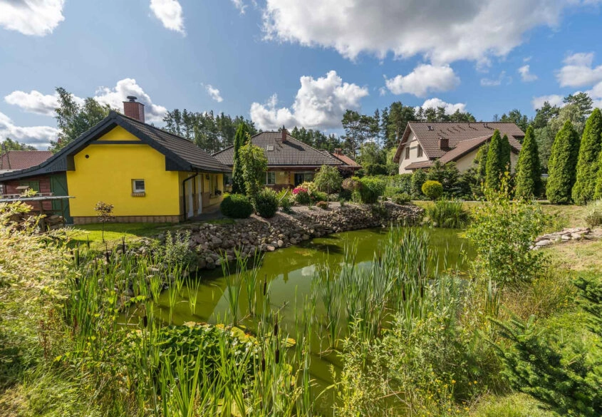 DOM, WŁASNY KAWAŁEK LASU I STAW