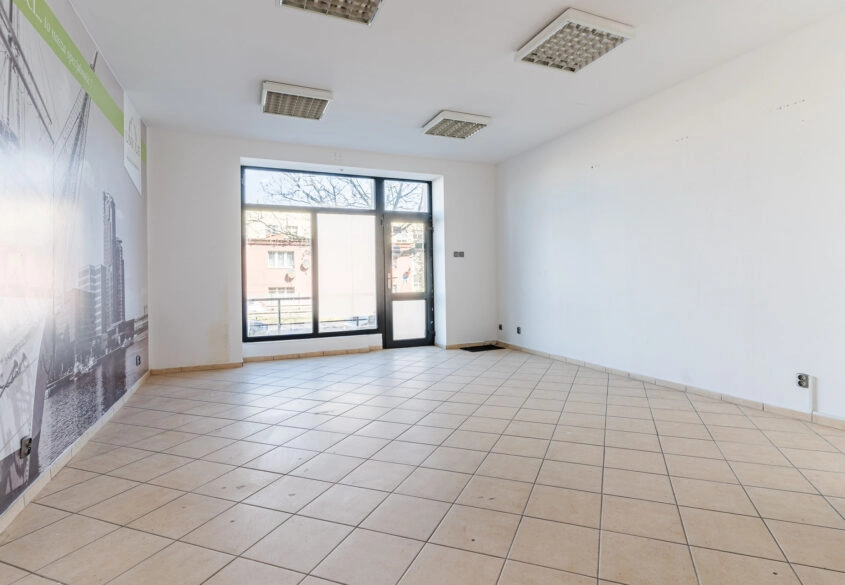 Lokal z witryną na parterze, ul. Morska duży ruch.