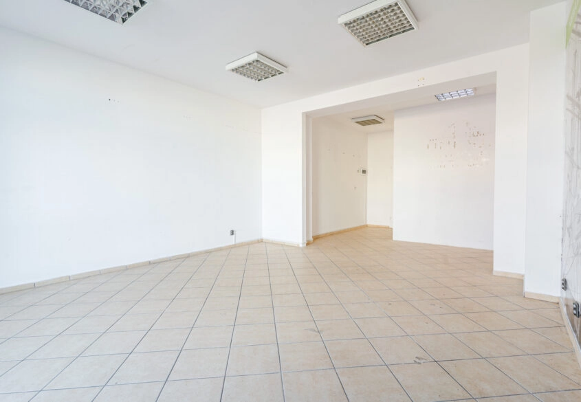 Lokal z witryną na parterze, ul. Morska duży ruch.