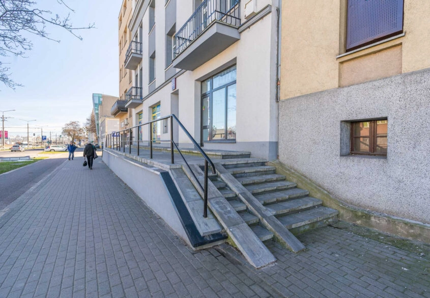 Lokal z witryną na parterze, ul. Morska duży ruch.