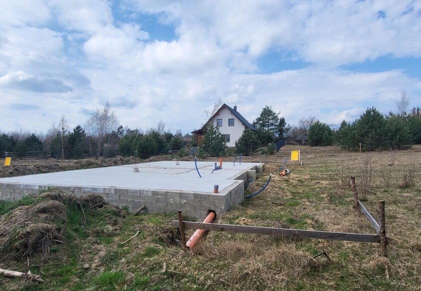 Działka z fundamentami pod budynek jednorodzinny