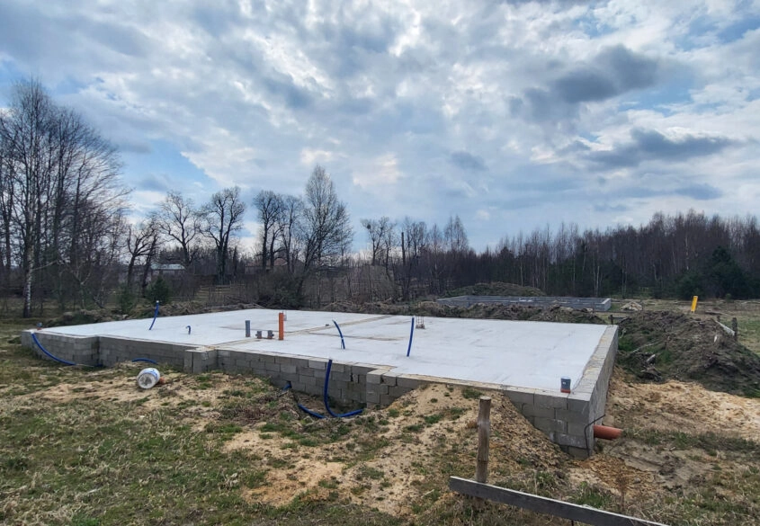 Działka z fundamentami pod budynek jednorodzinny