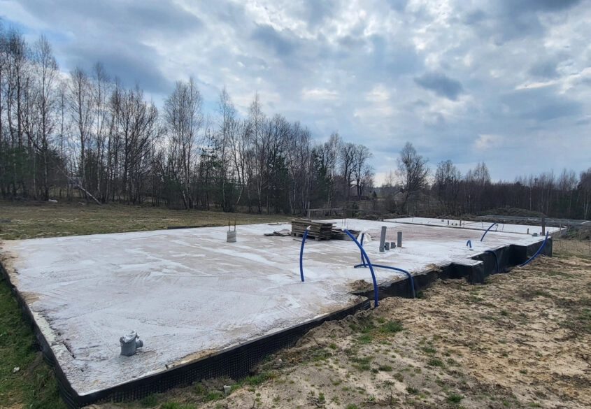Działka z fundamentami pod budynek jednorodzinny