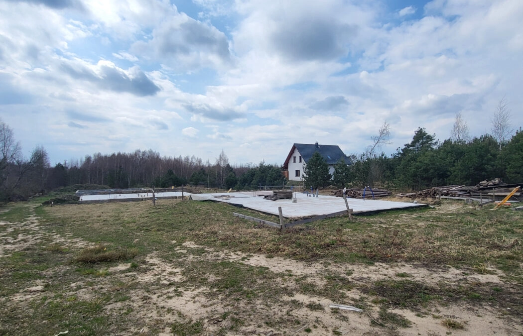Działka z fundamentami pod budynek jednorodzinny