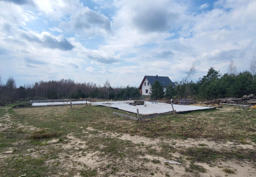 Działka z fundamentami pod budynek jednorodzinny