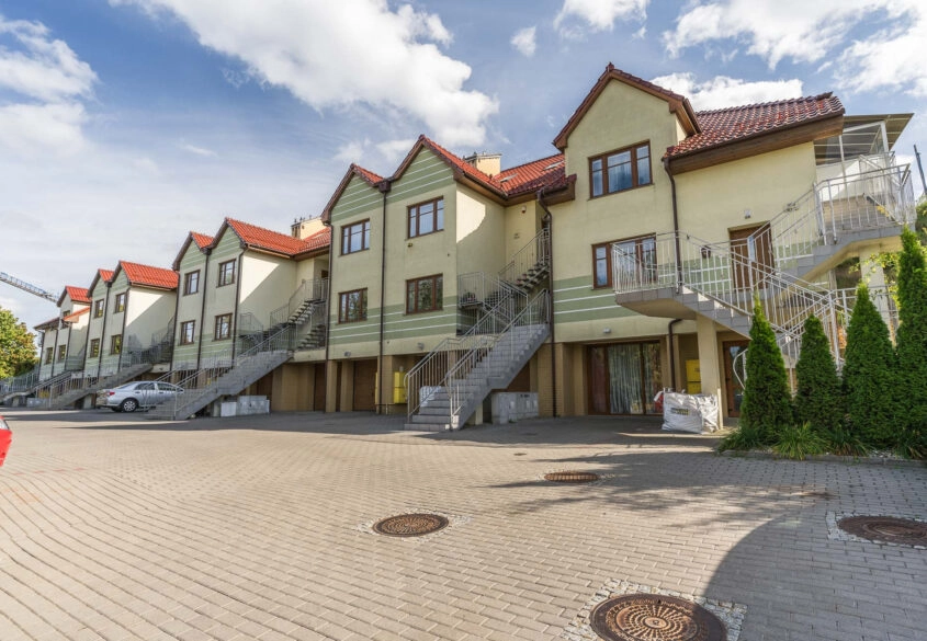 II poziomowe z ogródkiem i GARAŻEM