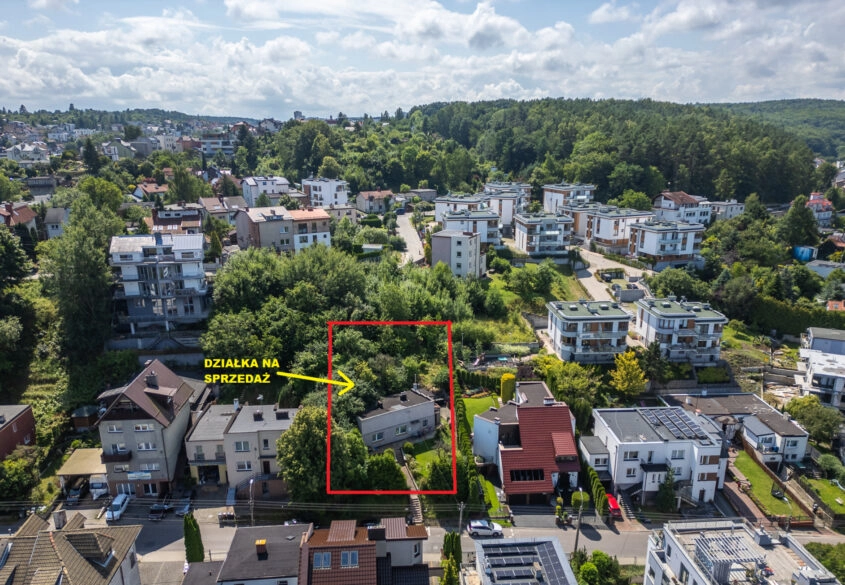 Działka z potencjałem: Dom do wyburzenia na granic