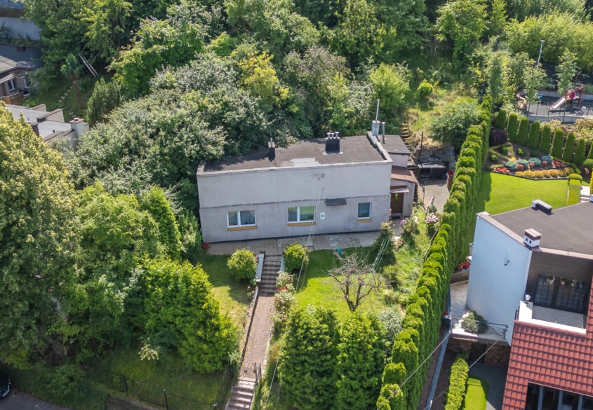 Działka z potencjałem: Dom do wyburzenia na granic