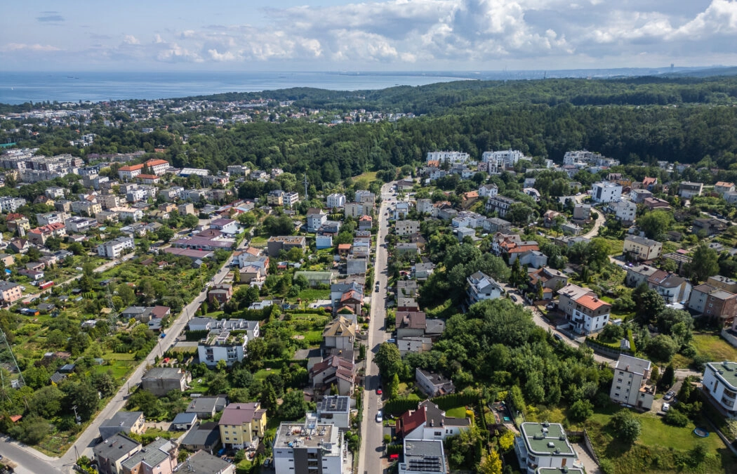 Działka z potencjałem: Dom do wyburzenia na granic