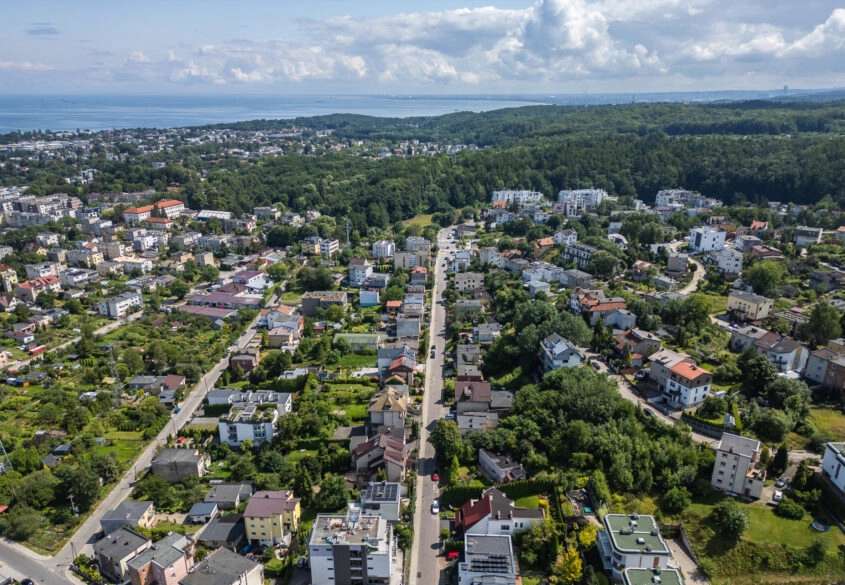 Działka z potencjałem: Dom do wyburzenia na granic