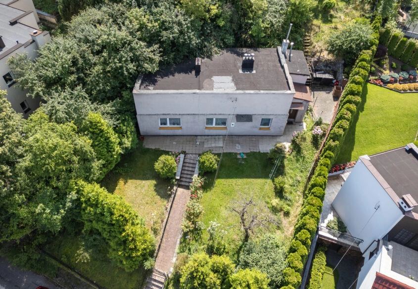 Działka z potencjałem: Dom do wyburzenia na granic