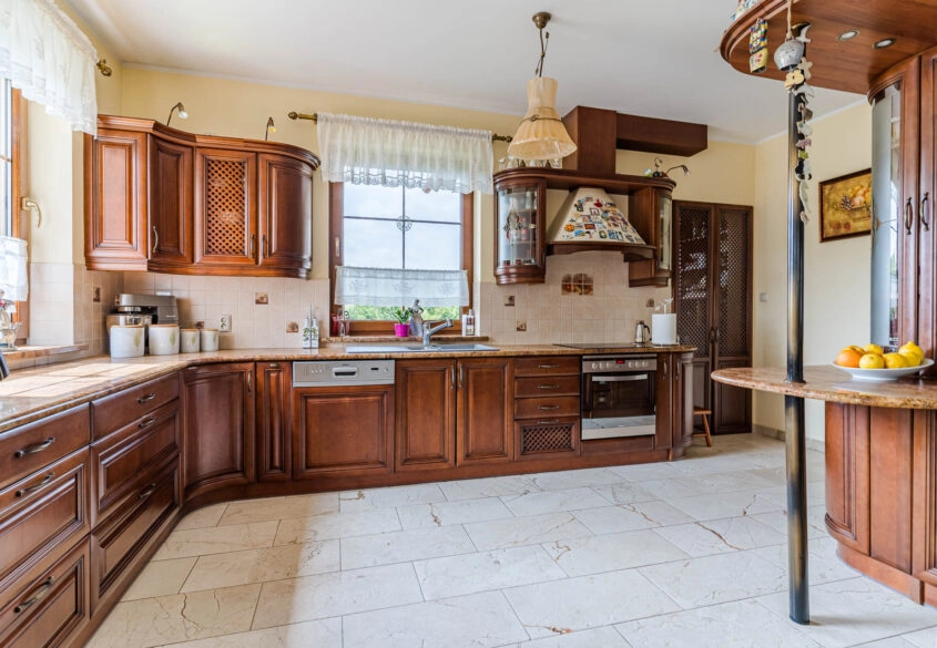 Piękny dom położony w malowniczej scenerii!