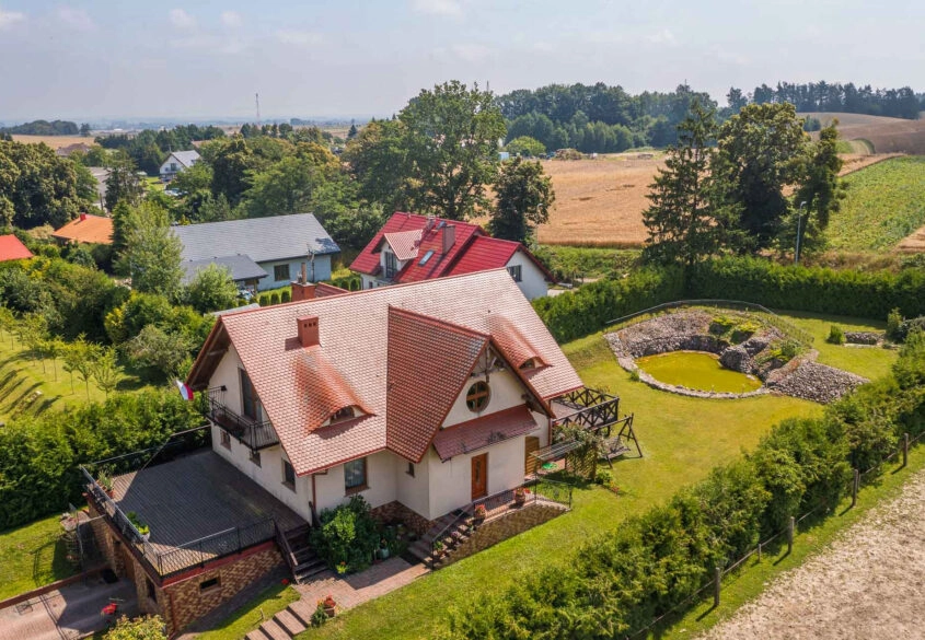 Piękny dom położony w malowniczej scenerii!