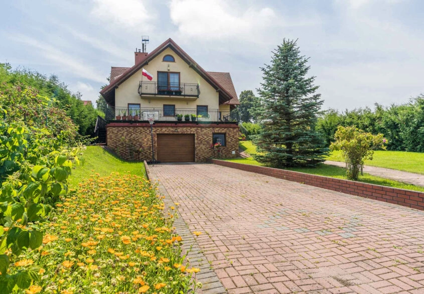 Piękny dom położony w malowniczej scenerii!