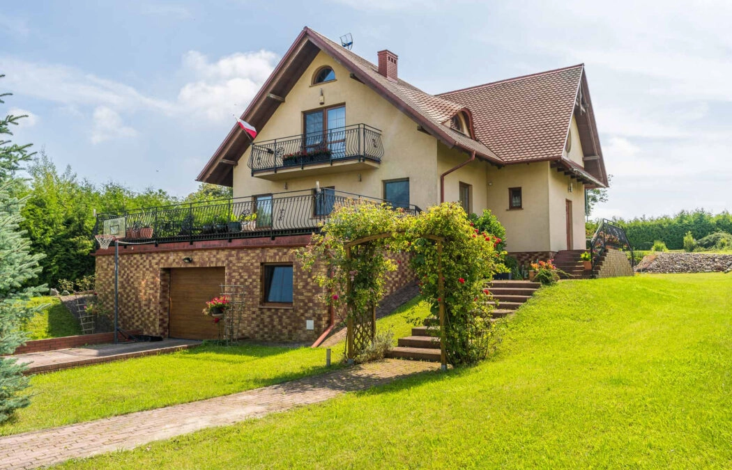 Piękny dom położony w malowniczej scenerii!