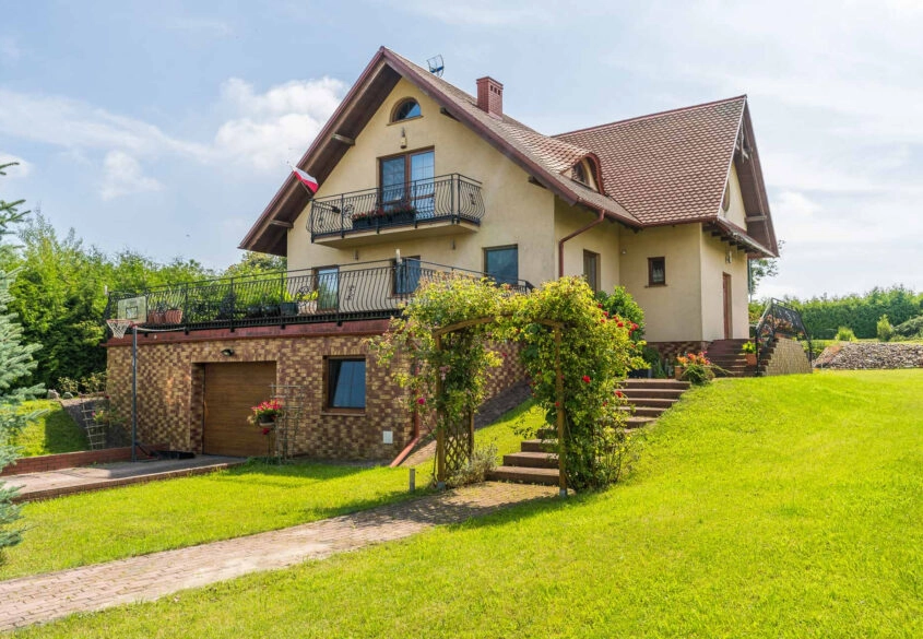 Piękny dom położony w malowniczej scenerii!