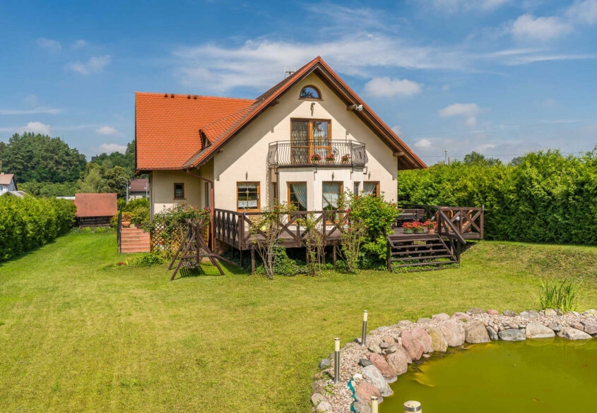 Piękny dom położony w malowniczej scenerii!
