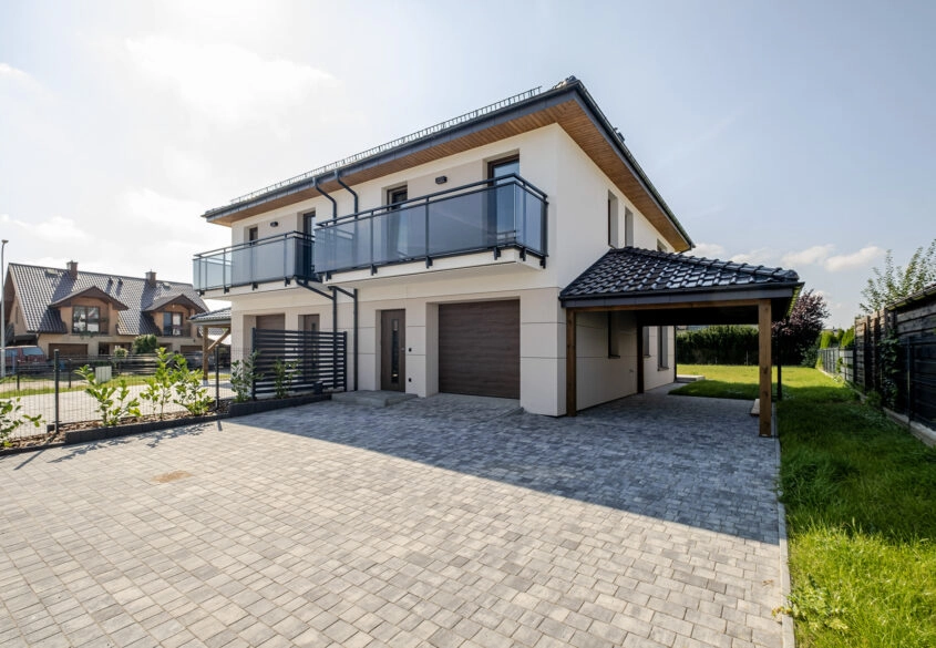 Nowy dom z garażem - słoneczny ogród